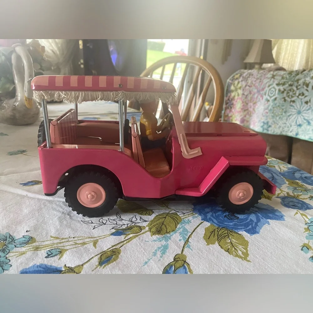 ‘60s Pink Metal Working Jeep